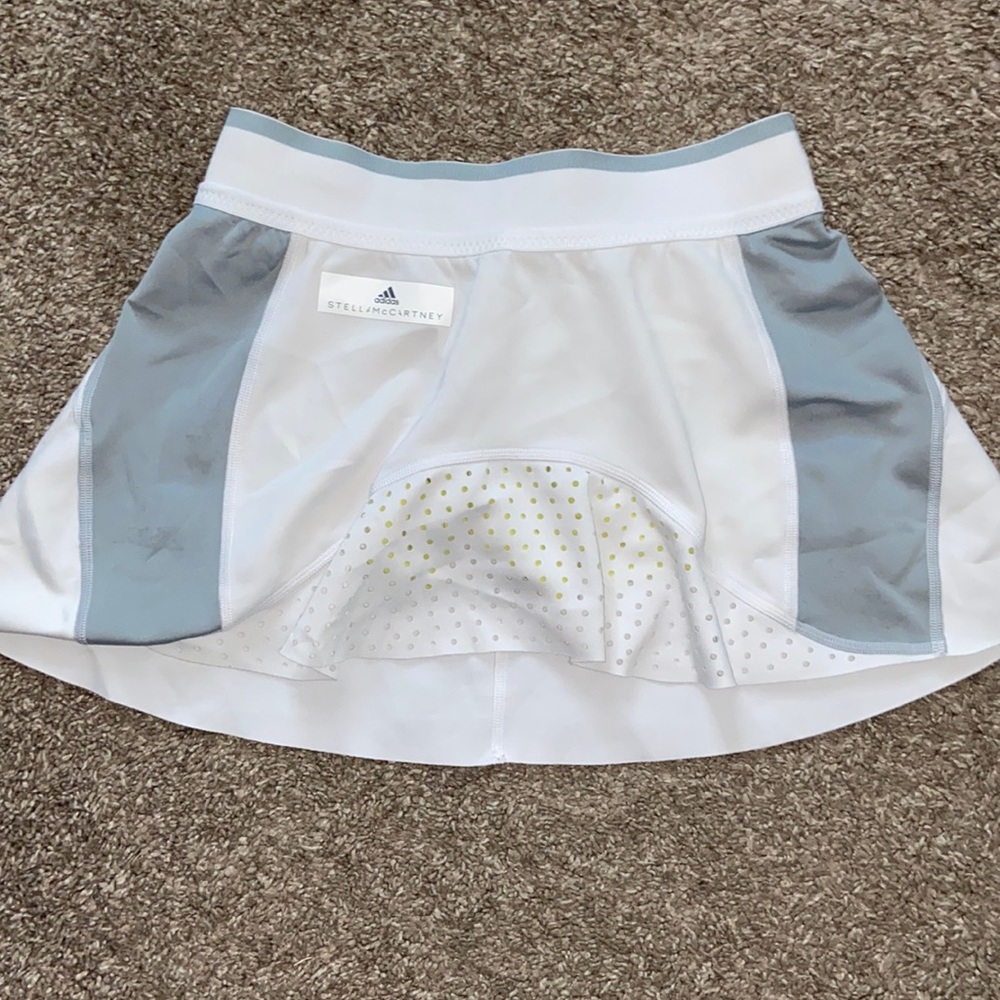 Adidas’s white tennis skirt
